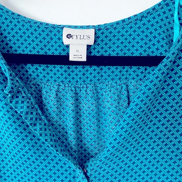 Stylus sleeveless top - Picture 2 of 2